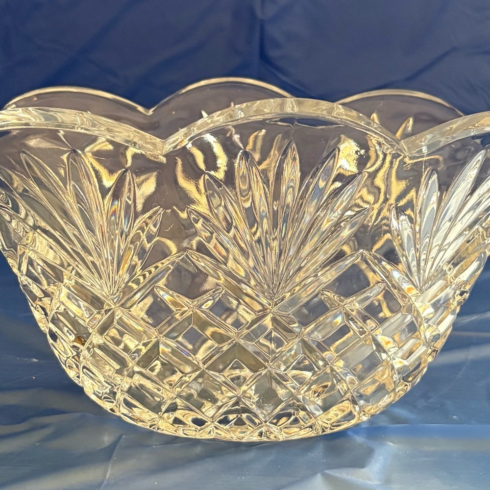 💎 Vintage Crystal Cut Glass Bowl – Scalloped Edge Beauty! 💎